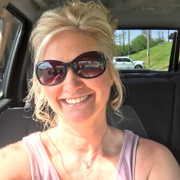 Meet your Posher, Jennifer - Picture 2 of 4